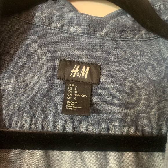 H&M Paisley Pattern Button Down - Picture 4 of 4